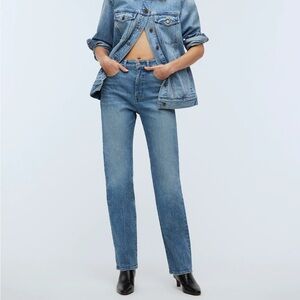 The Petite '90s Straight Jean in Rondell Wash: Crease Edition